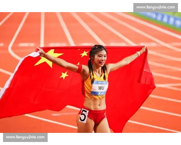 吴艳妮：赛场狂飙破纪录，场外甜飒展豹系魅力